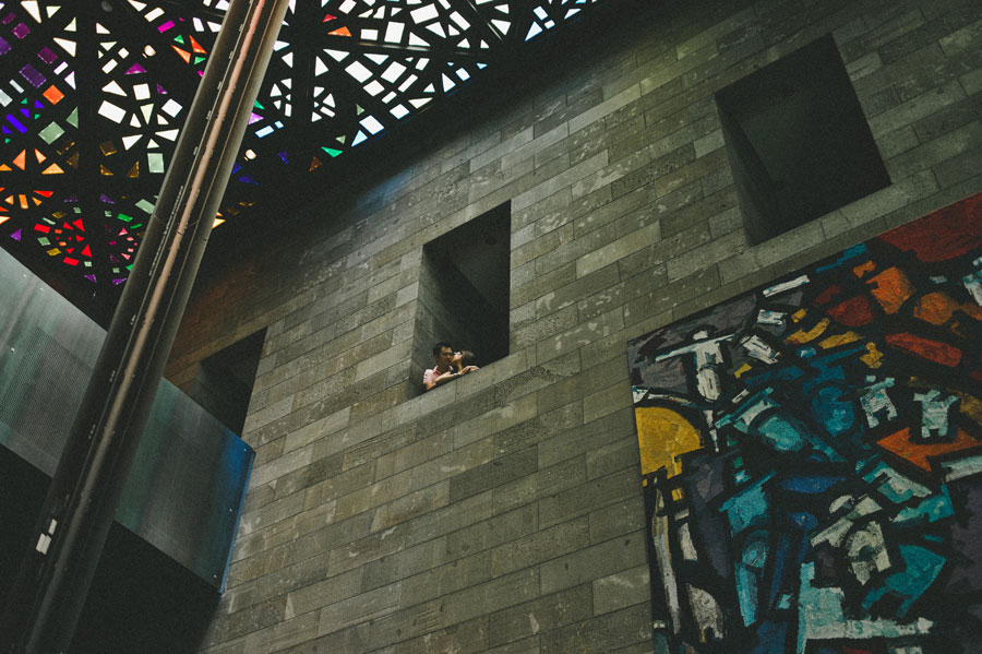 Melbourne engaged couple kissing in NGV