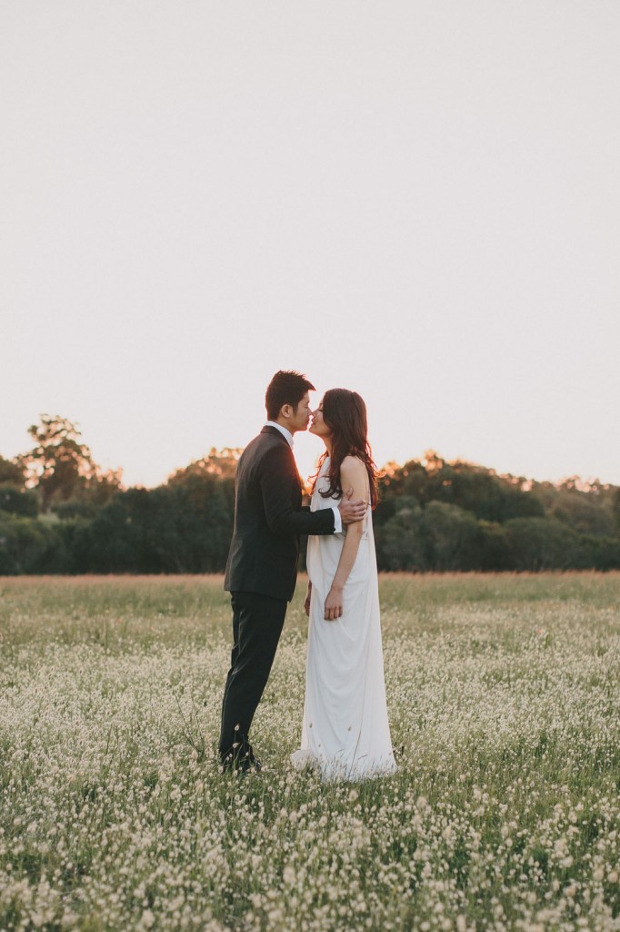 Perth-Wedding-Kiss-Grass-Photographer