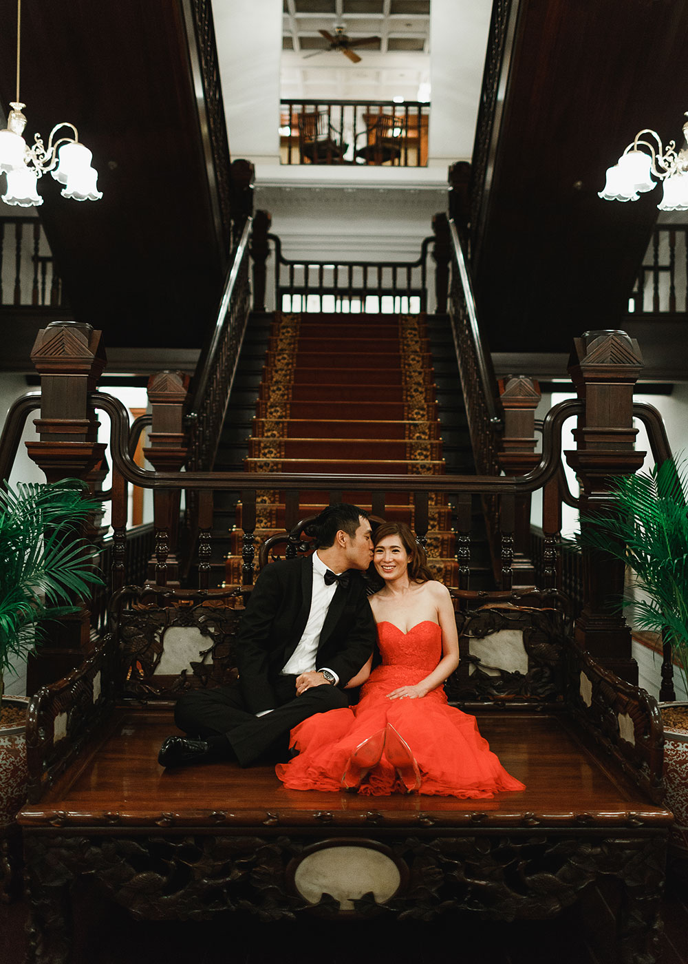 Singaore-Raffles-Hotel-Wedding-grand-stairs
