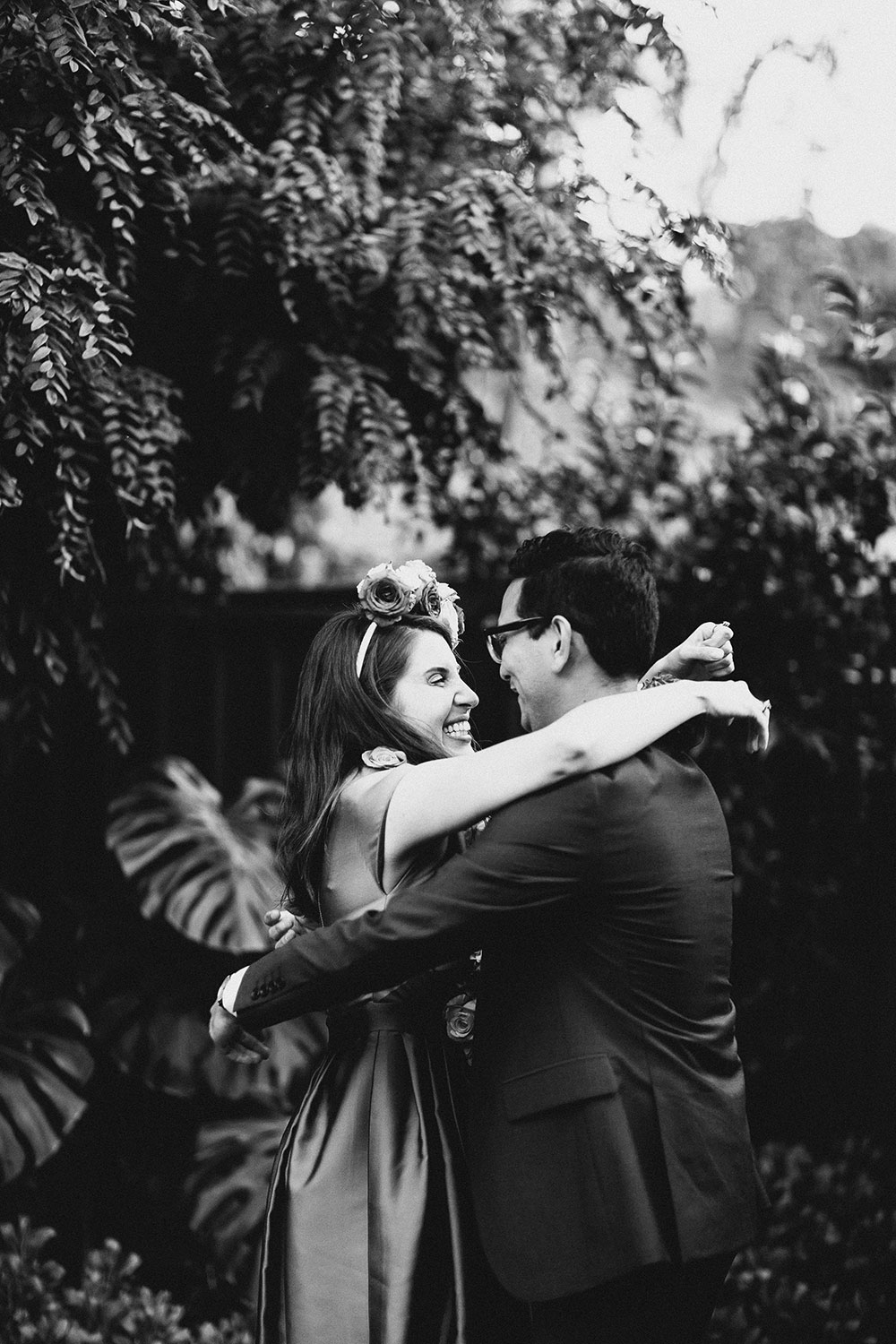 mildura-backyard-wedding-ceremony-kiss