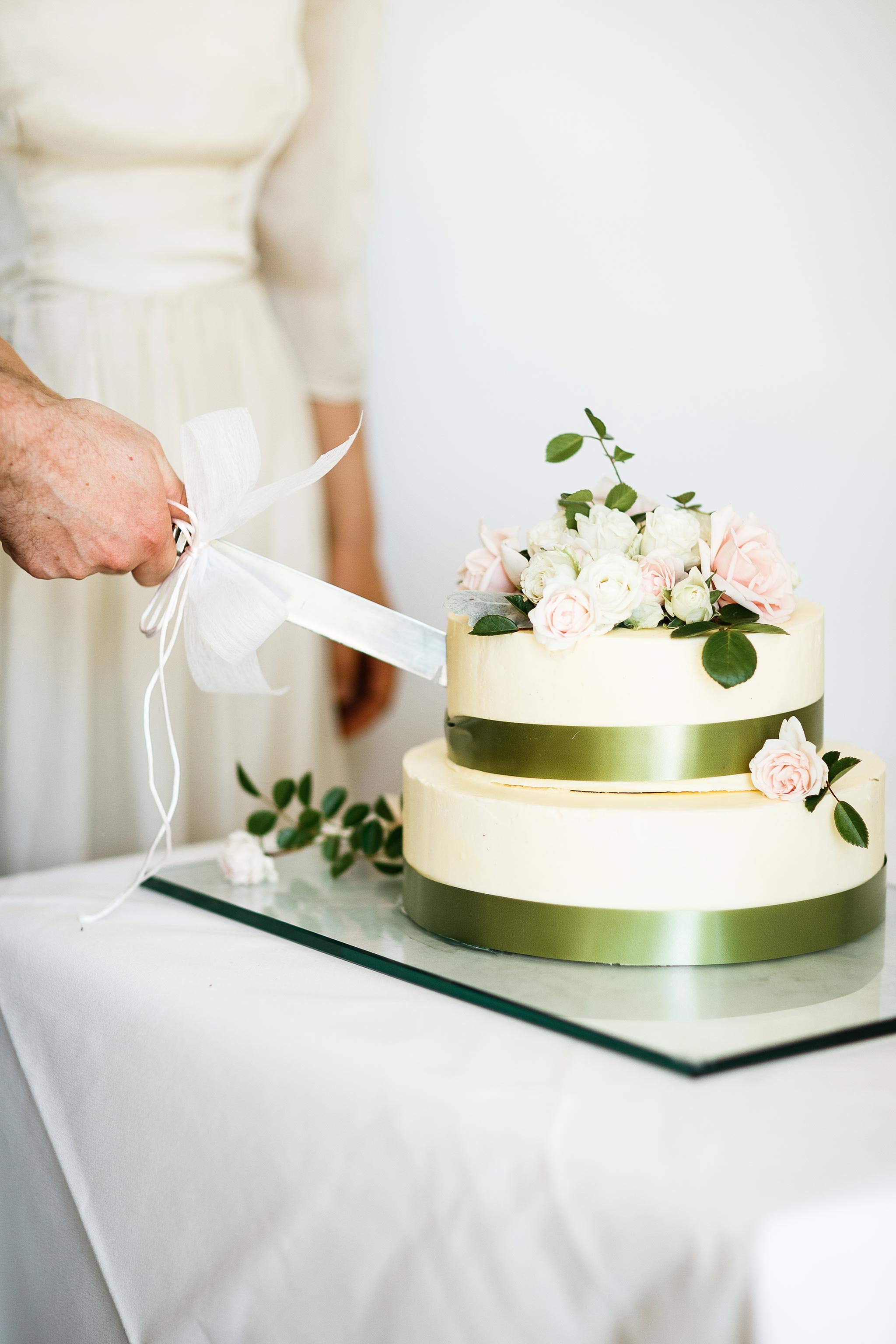 Daylesford-Lake-House-Wedding-Photographer-lunch-reception-cake-cutting