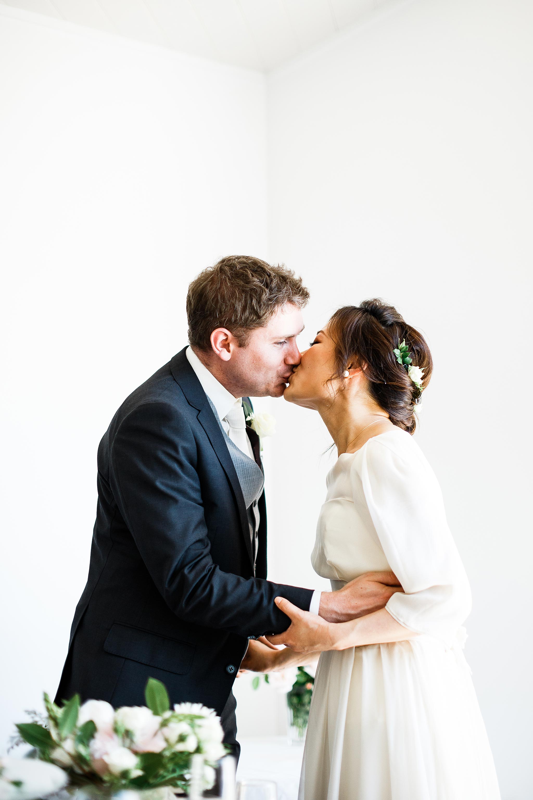 Daylesford-Lake-House-Wedding-Photographer-lunch-reception-kiss