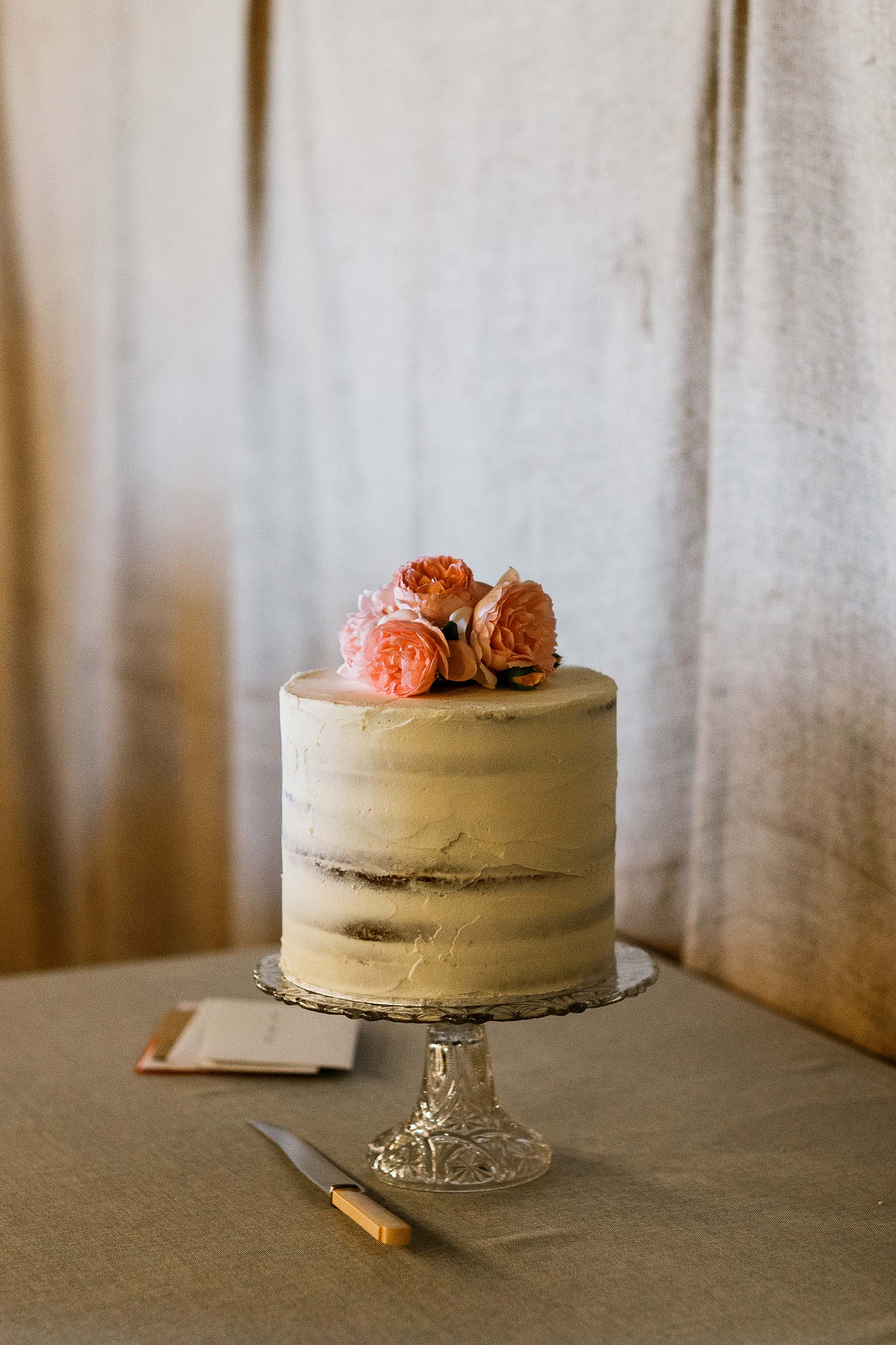Launceston-Brickendon-barn-Wedding-Photographer-reception-wedding-cake