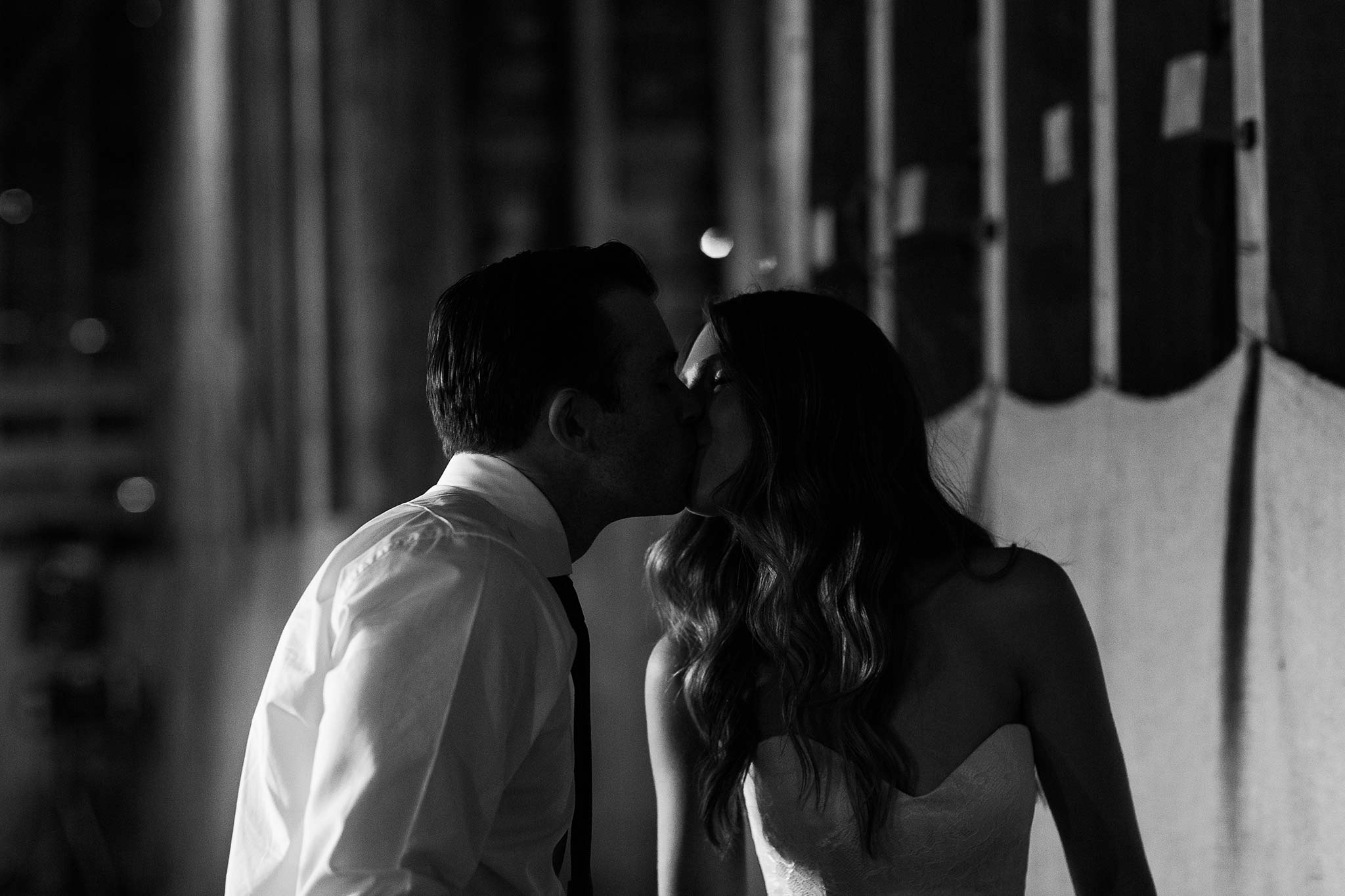 Launceston-Brickendon-barn-Wedding-Photographer-reception-kiss