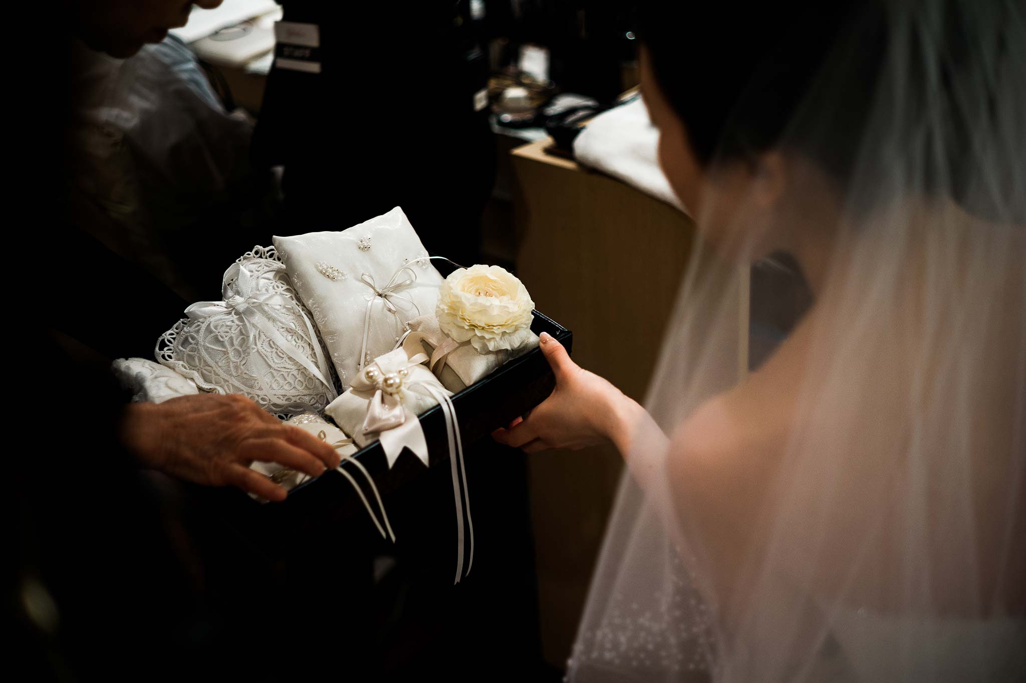 Osaka-Banpaku-Geihinkan-Wedding-getting-ready-choosing-flowers