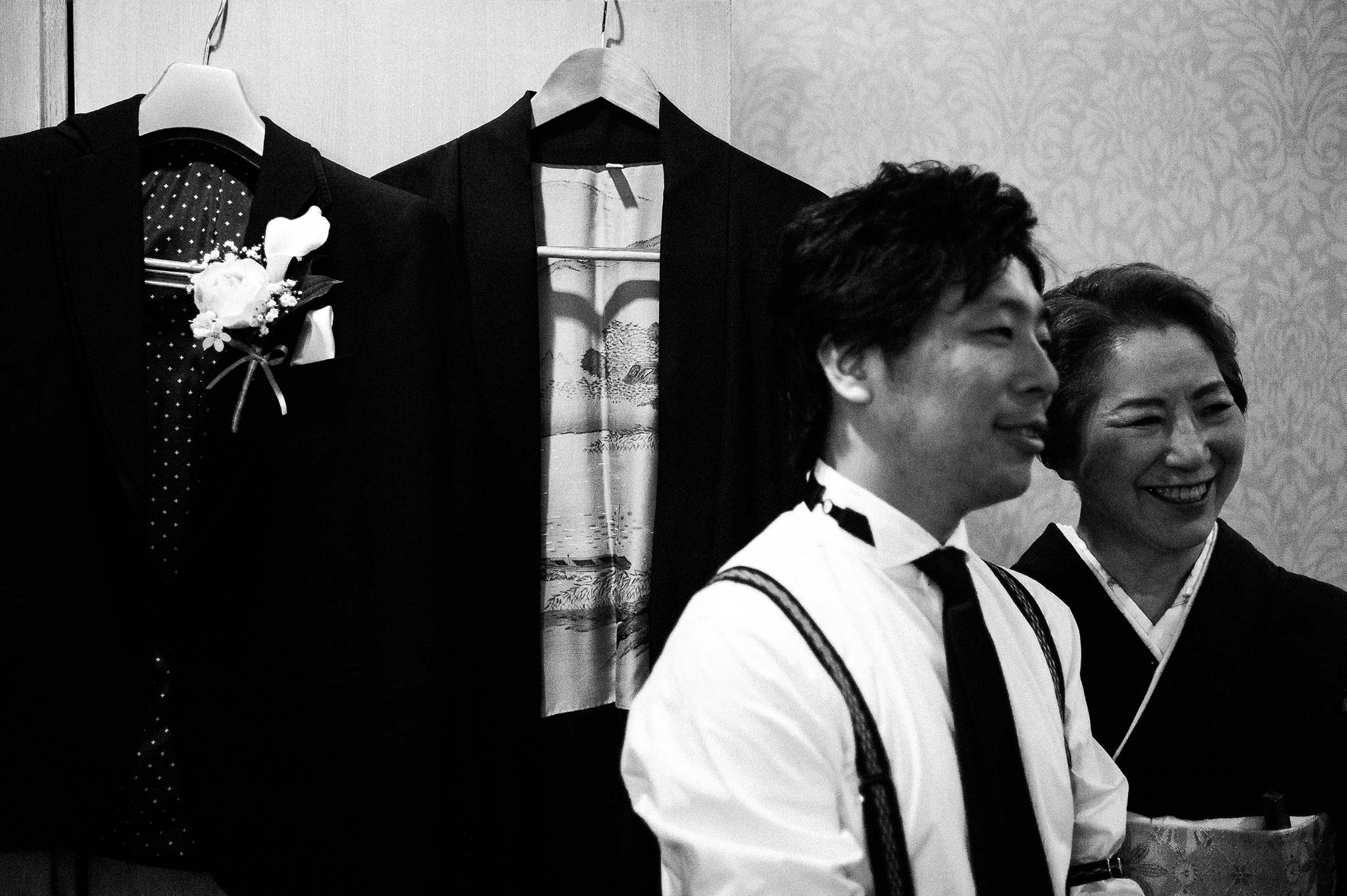 Osaka-Banpaku-Geihinkan-Wedding-getting-ready-groom