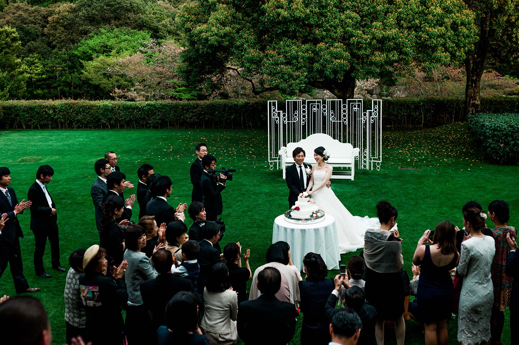 Osaka-Banpaku-Geihinkan-Wedding-reception-cake-cutting