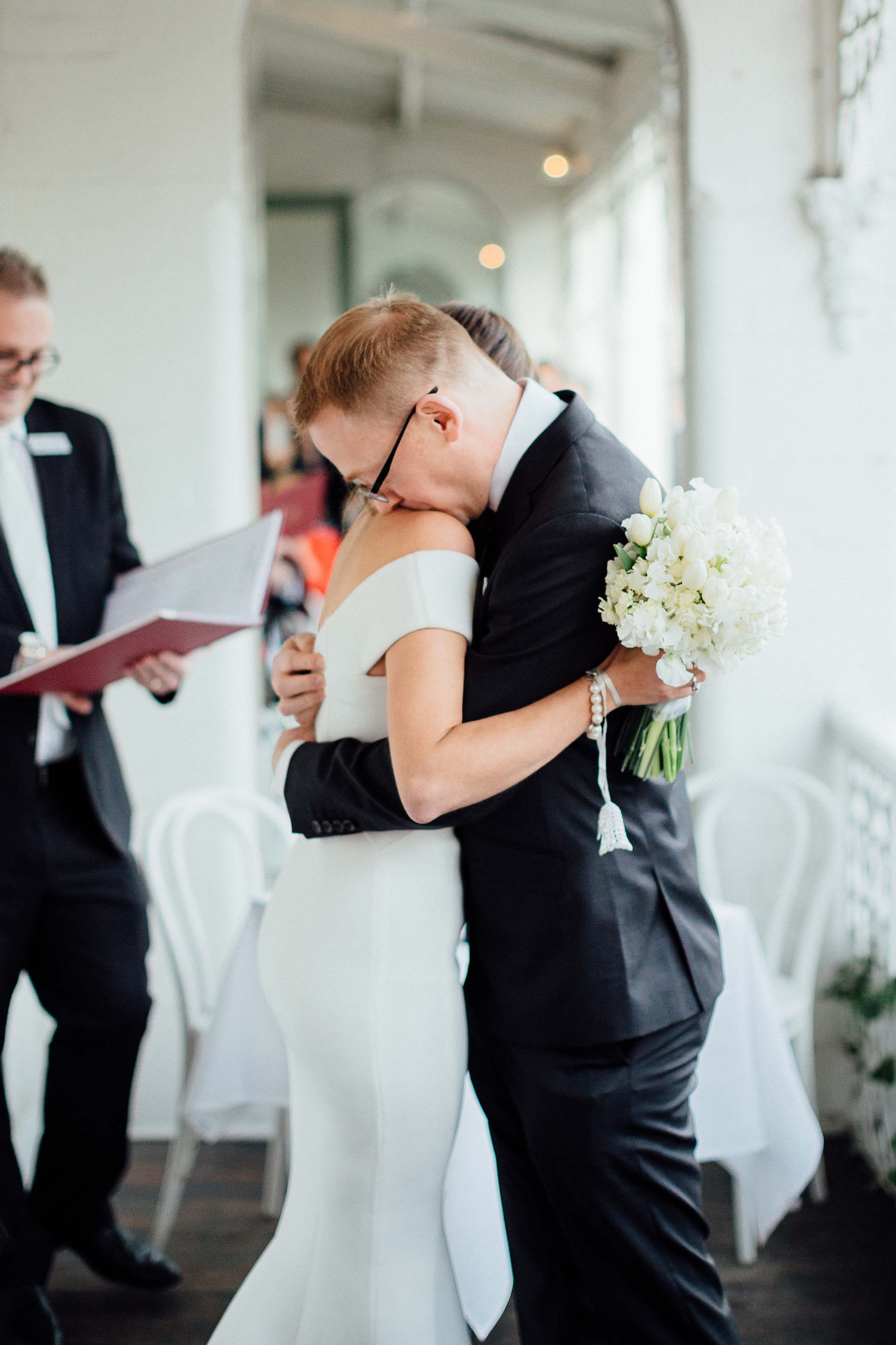 melbourne-entrecote-wedding-ceremony-kiss