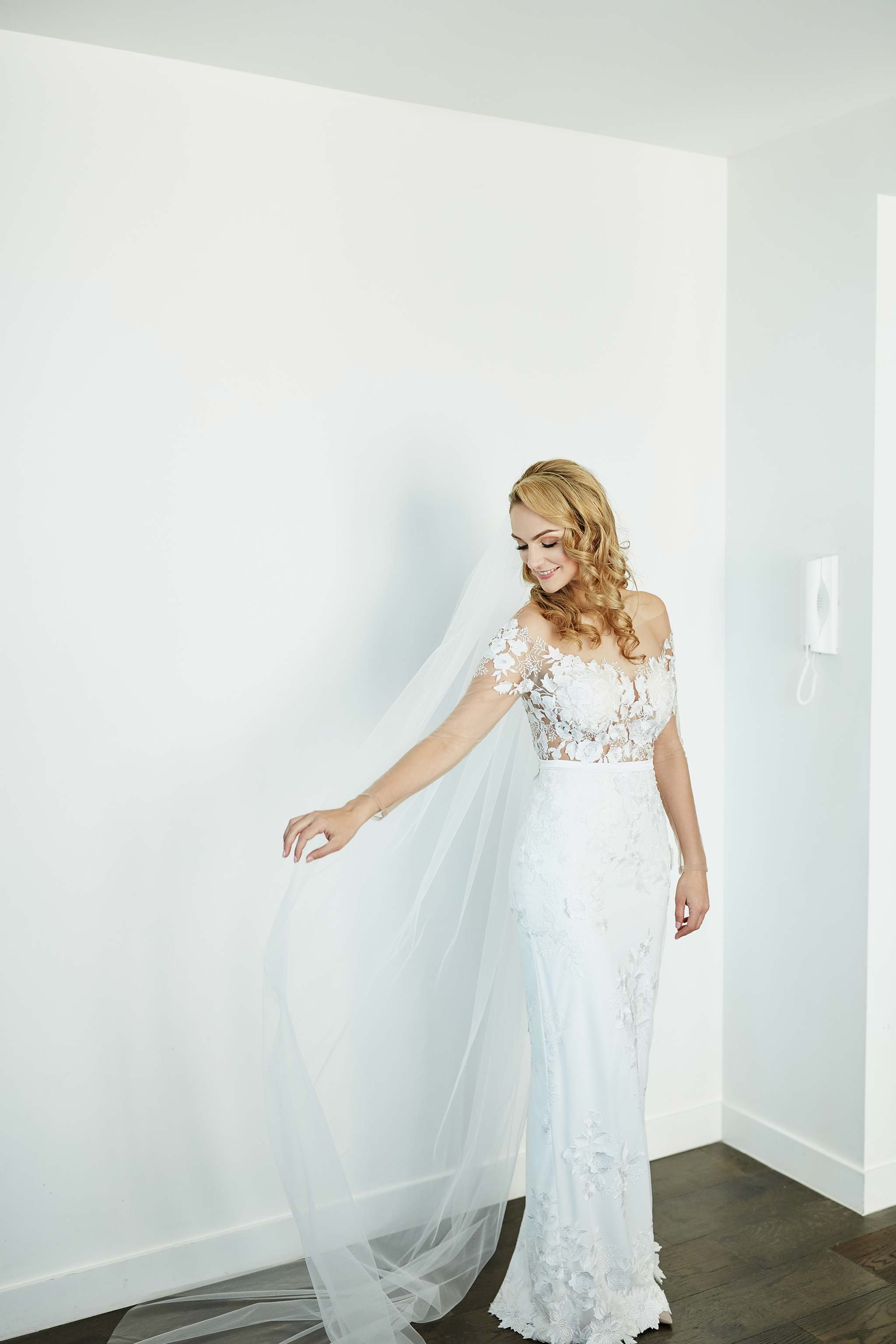 Melbourne-Wedding-Photographer-service-apartment-getting-ready-white