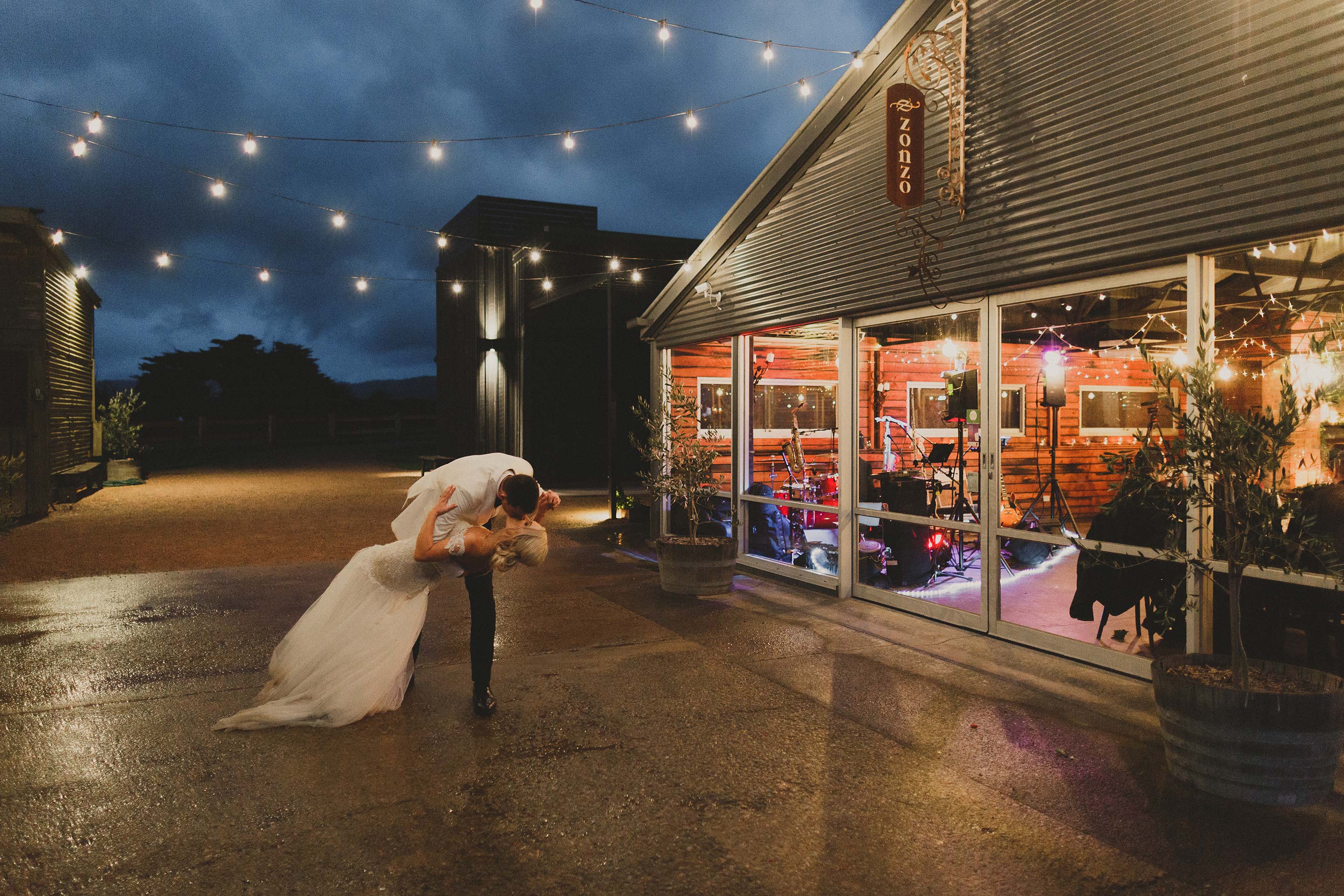 Melbourne-Wedding-Photographer-Zonzo-rain-night-dance