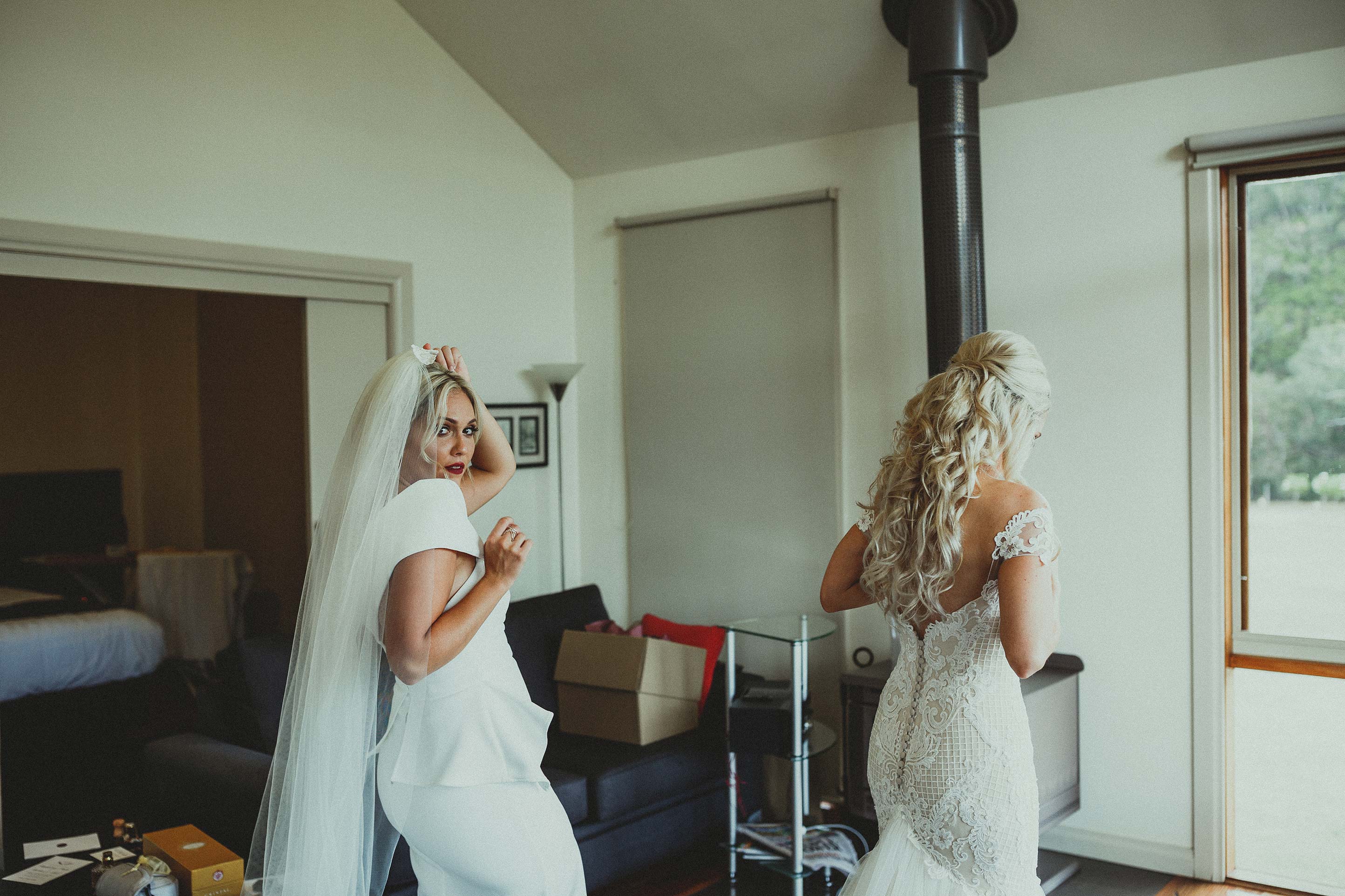 melbourne-yarra-zonzo-wedding-getting-ready-veil