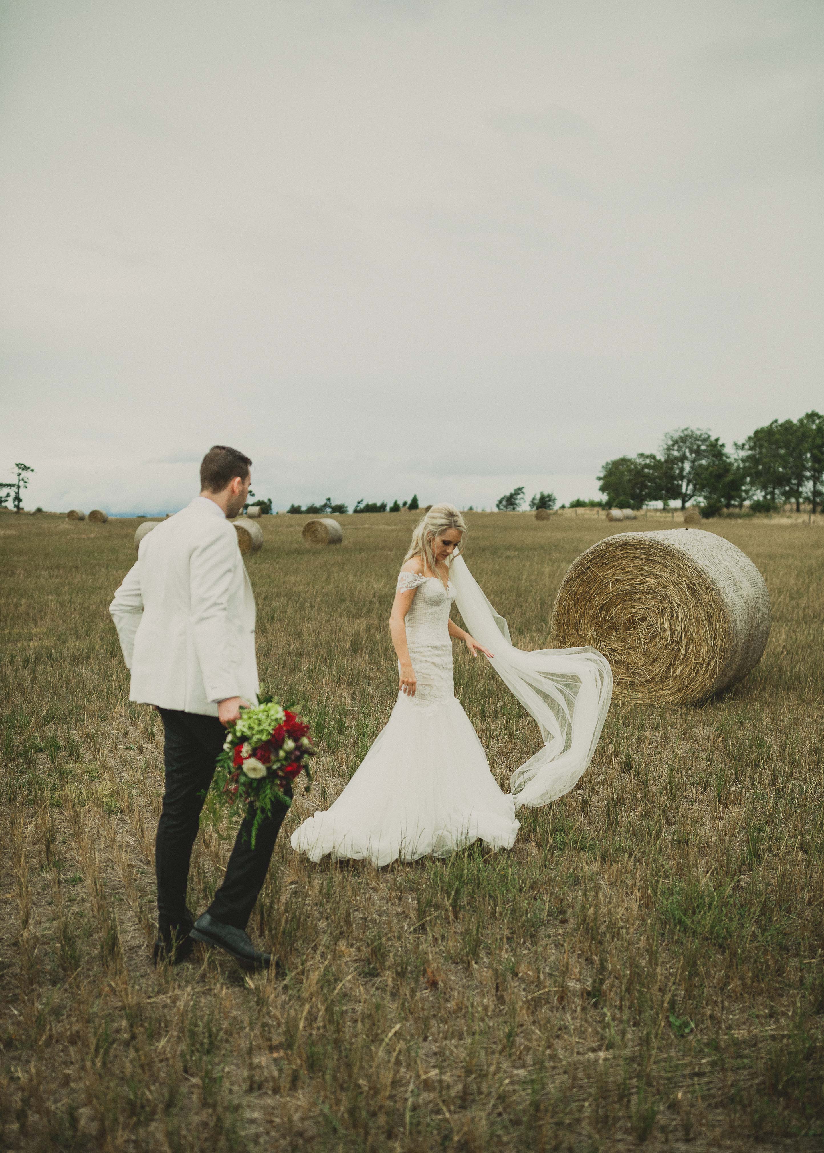 melbourne-yarra-zonzo-wedding-bride-groom-field