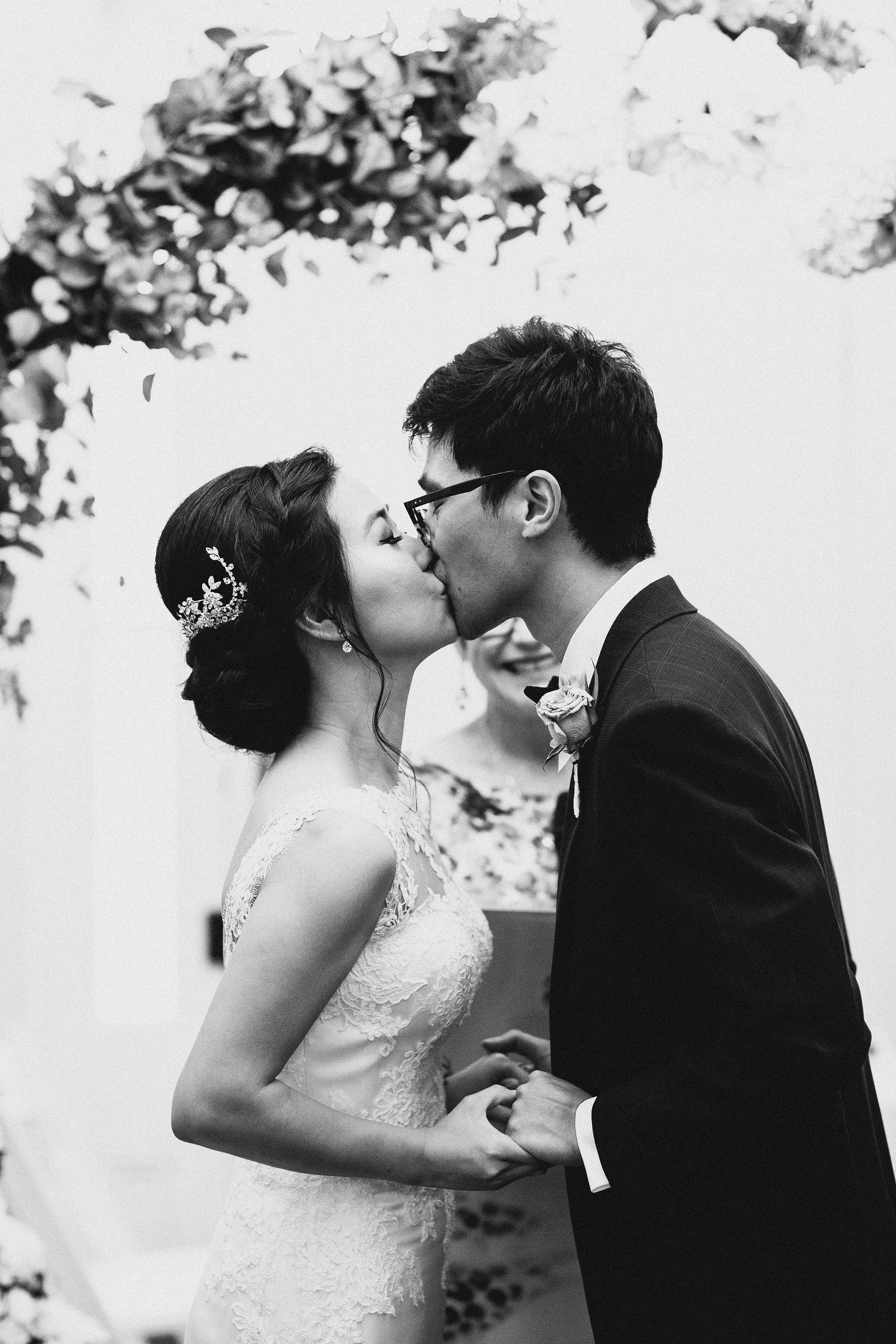 Melbourne-Botanical-Gardens-House-Wedding-Ceremony-kiss