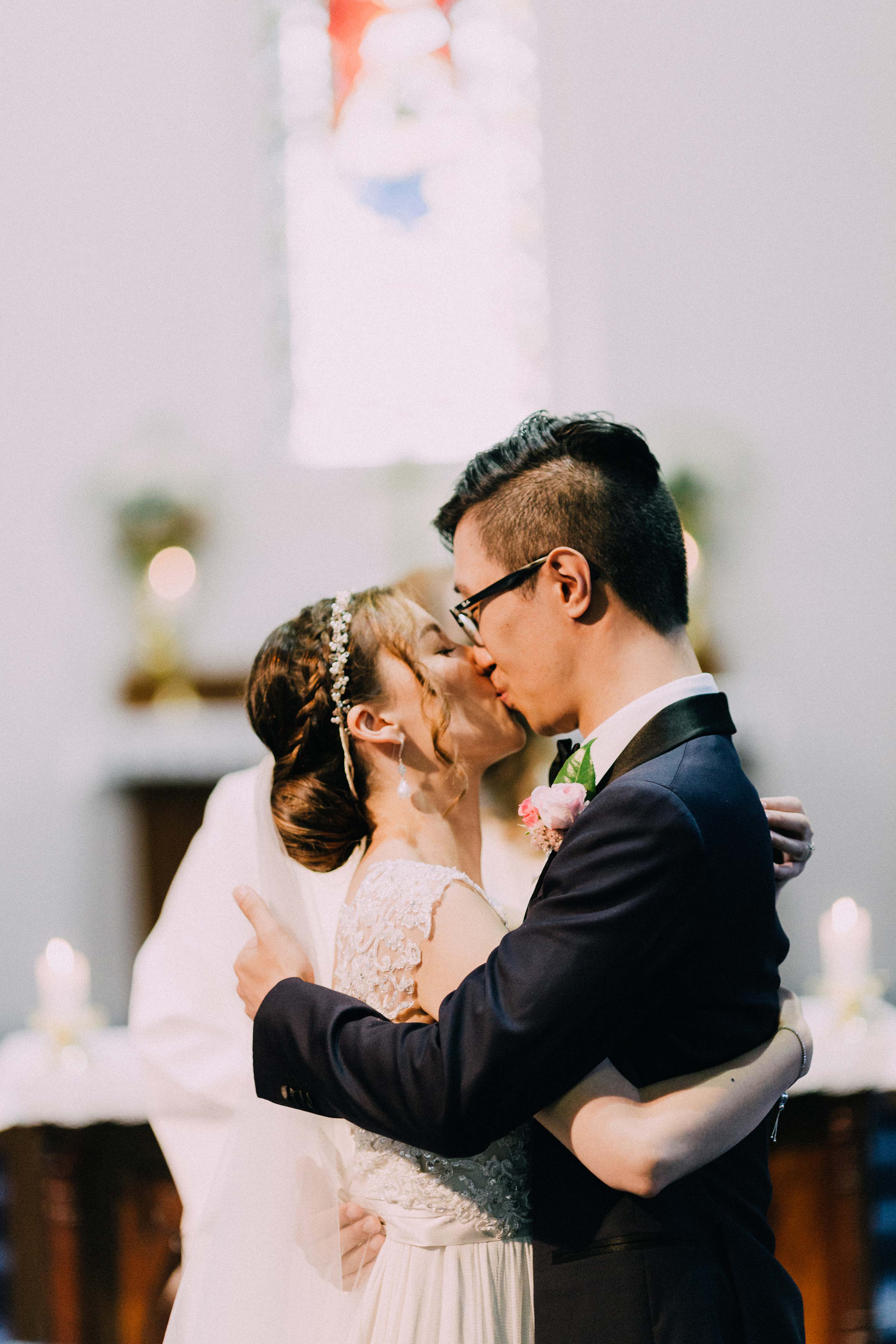 Melbourne-caufield-north-wedding-church-ceremony-kiss