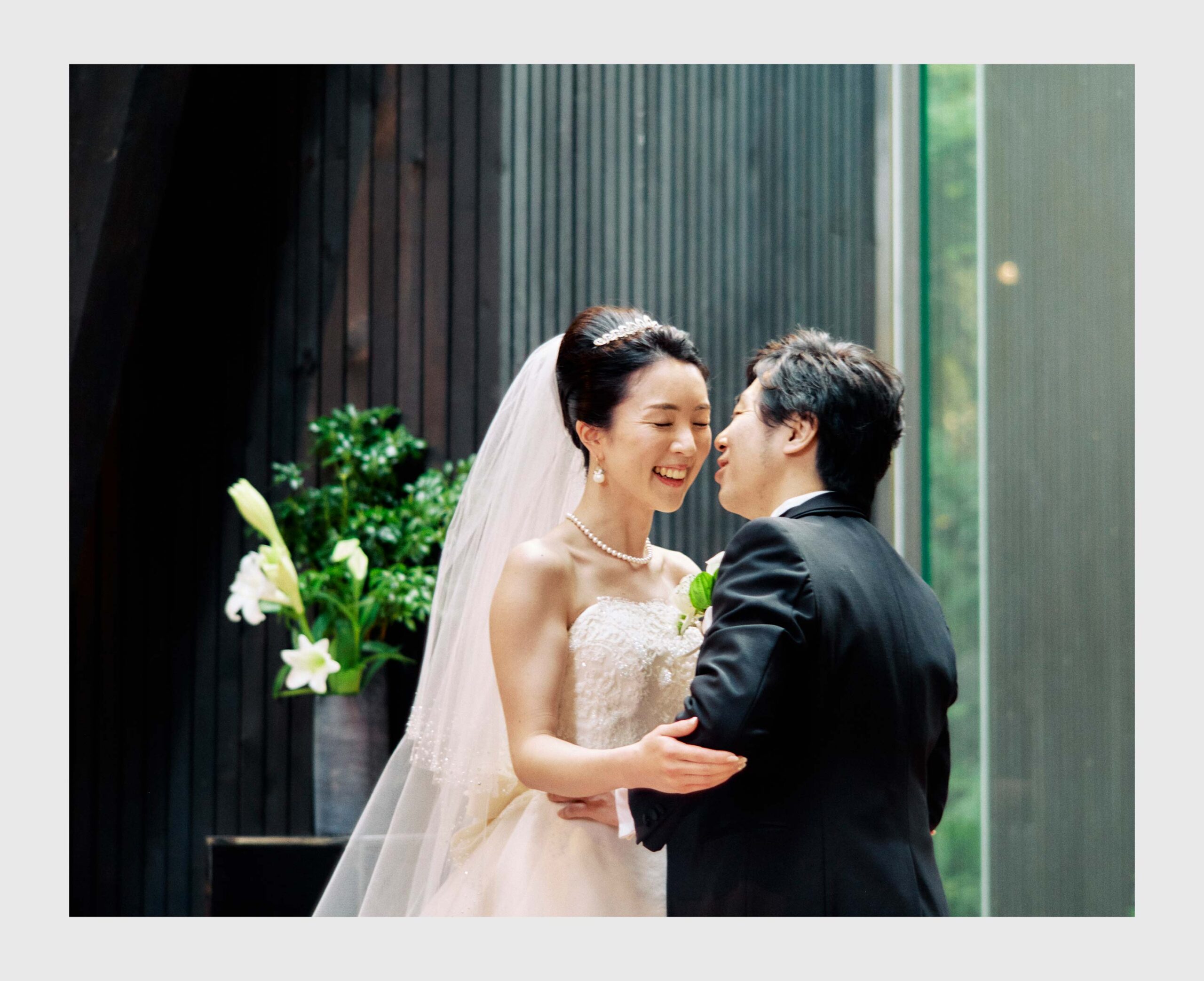 Japanese bride and groom embracing during ceremony in Osaka world expo geihinkan