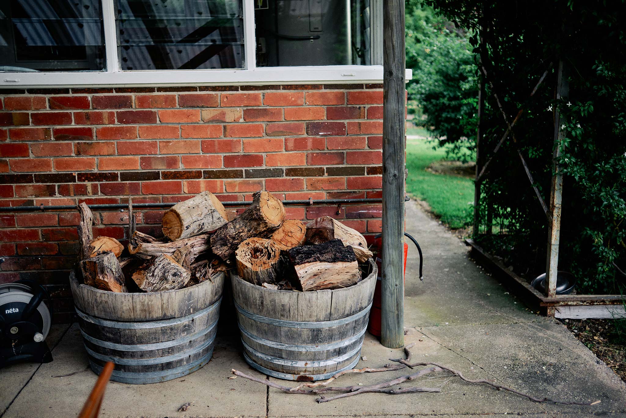 Morrisons-Meredith-Farm-House-Retreat-chopping-wood-Leica-MP240